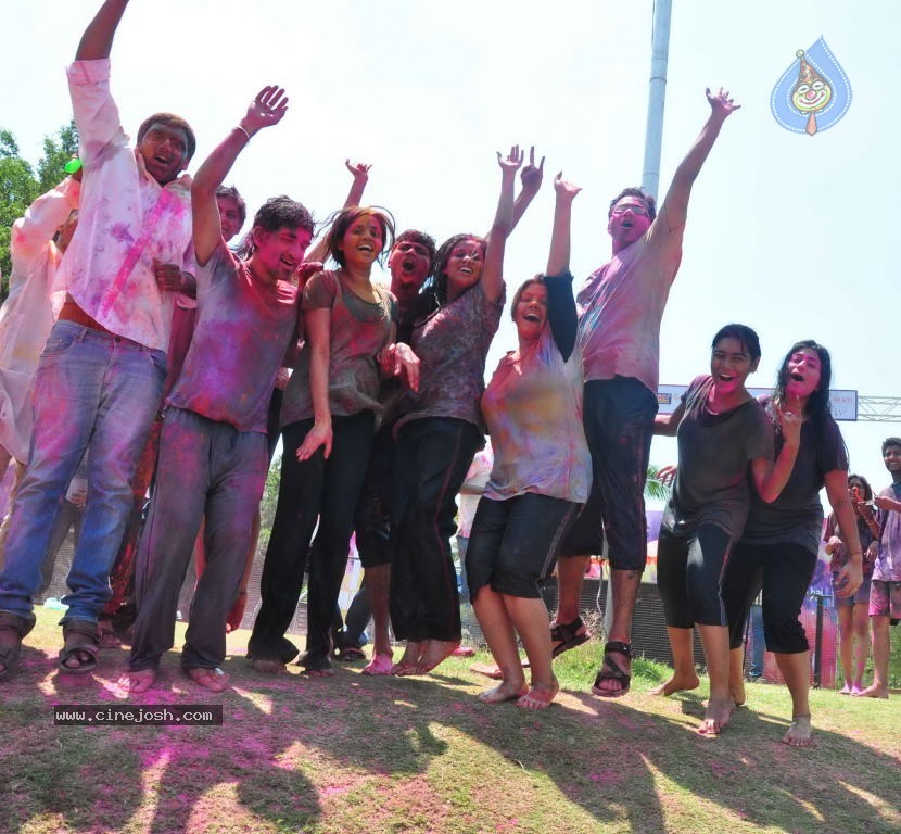 Holi 2014 Celebrations in Hyderabad - 104 / 151 photos