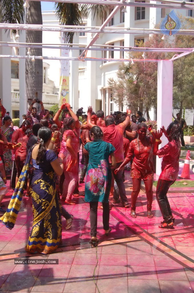 Holi 2014 Celebrations in Hyderabad - 106 / 151 photos