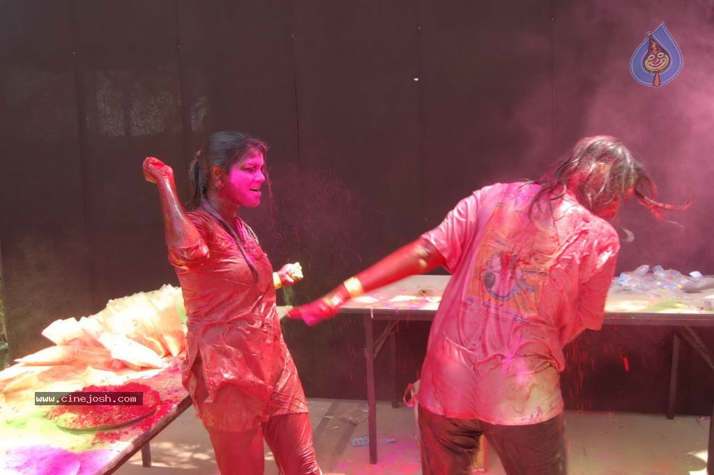 Holi 2014 Celebrations in Hyderabad - 109 / 151 photos