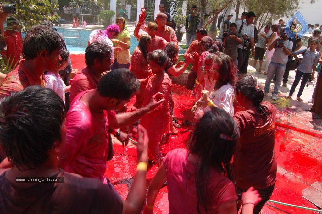 Holi 2014 Celebrations in Hyderabad - 117 / 151 photos
