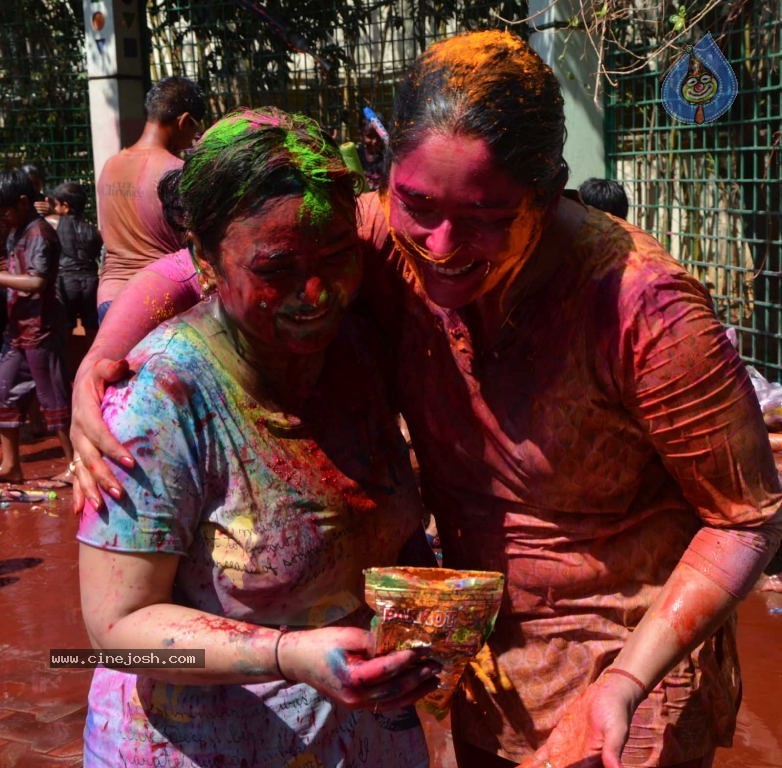 Holi 2014 Celebrations in Hyderabad - 121 / 151 photos