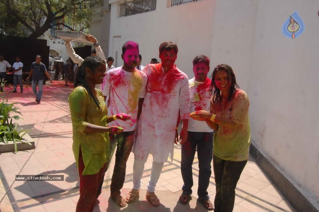 Holi 2014 Celebrations in Hyderabad - 123 / 151 photos