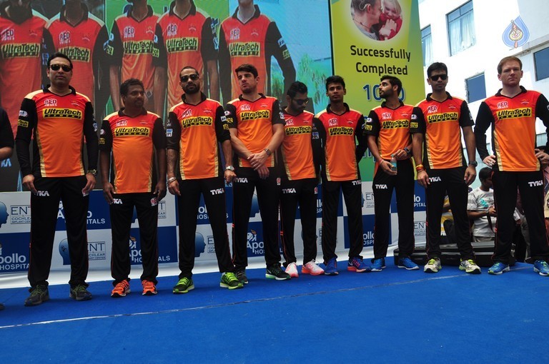 IPL Sunrisers Team Felicitates Apollo Doctors - 4 / 40 photos