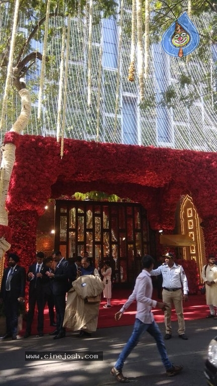 Isha Ambani and Anand Piramal Wedding Photos - 17 / 19 photos
