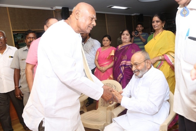 Journalists Association Felicitates Dadasaheb Phalke K Viswanath - 37 / 52 photos
