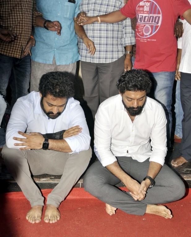 Jr NTR And Kalyan Ram Pays Tribute To NTR At NTR Ghat  - 15 / 17 photos