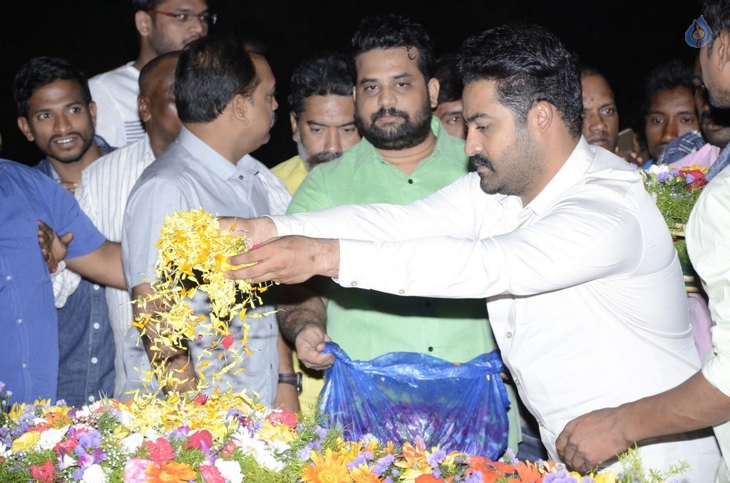 JR NTR visits NTR Ghat on NTR Birth Anniversary - 11 / 47 photos