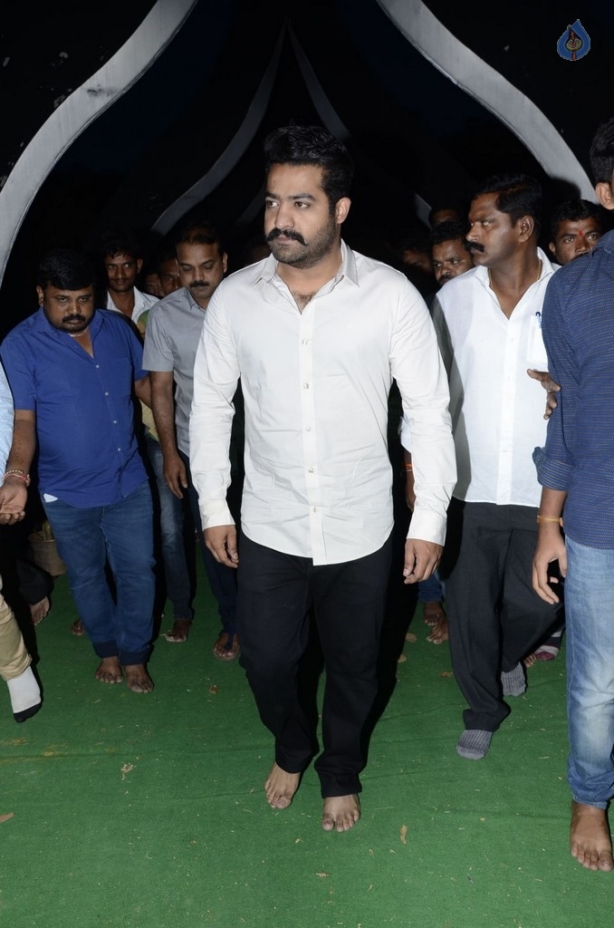 JR NTR visits NTR Ghat on NTR Birth Anniversary - 19 / 47 photos