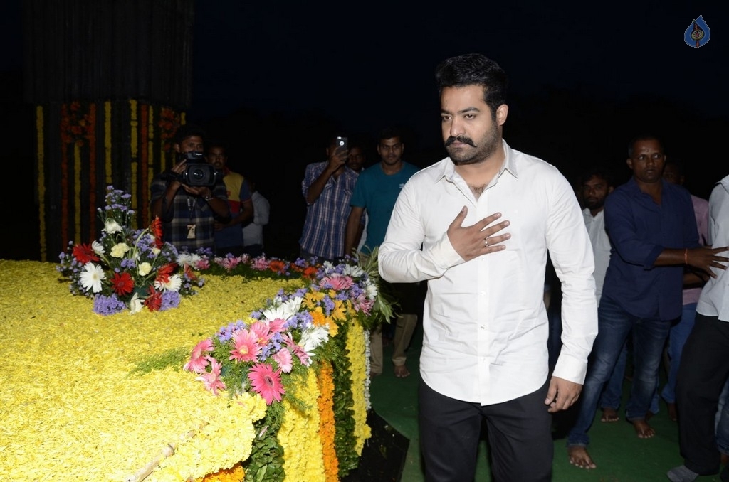 JR NTR visits NTR Ghat on NTR Birth Anniversary - 34 / 47 photos