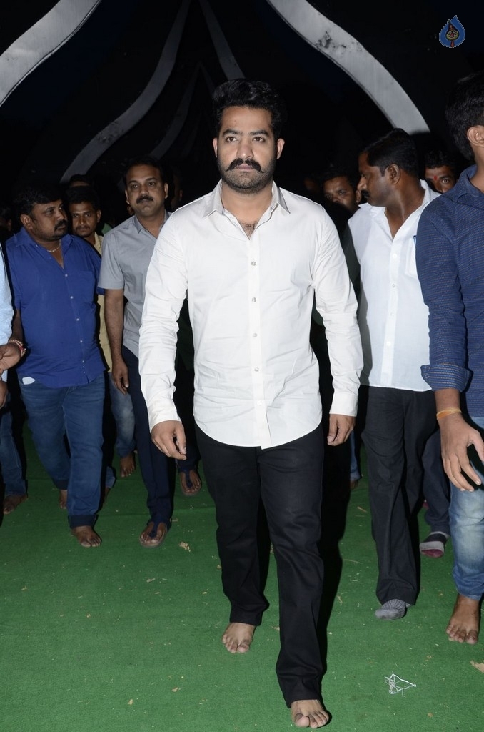 JR NTR visits NTR Ghat on NTR Birth Anniversary - 44 / 47 photos