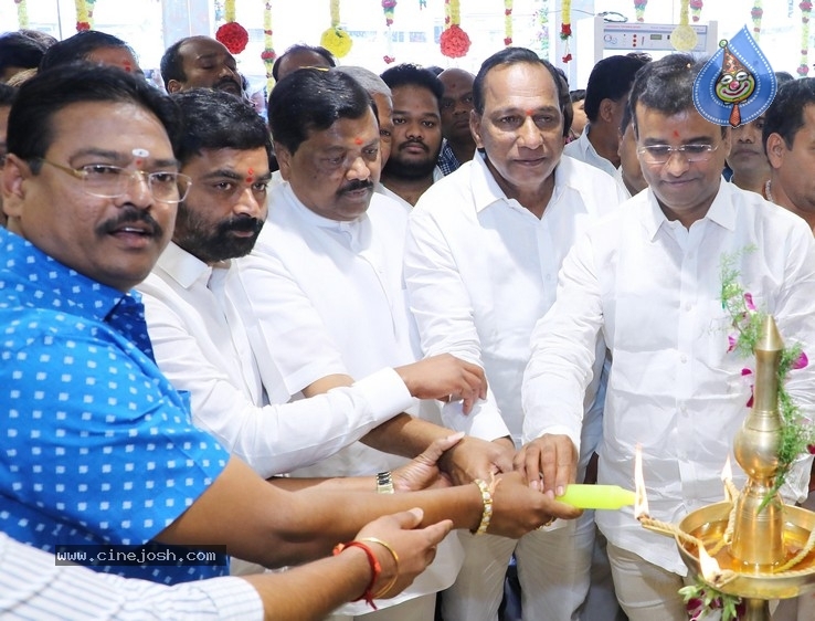 Kajal Inaugurates Maangalya Shopping Mall - 4 / 9 photos