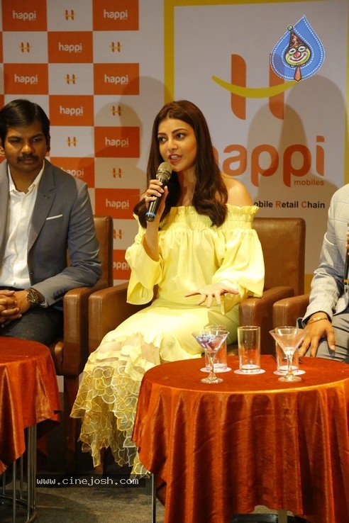 Kajal Launches Happi Mobiles Store at Vizag - 3 / 32 photos