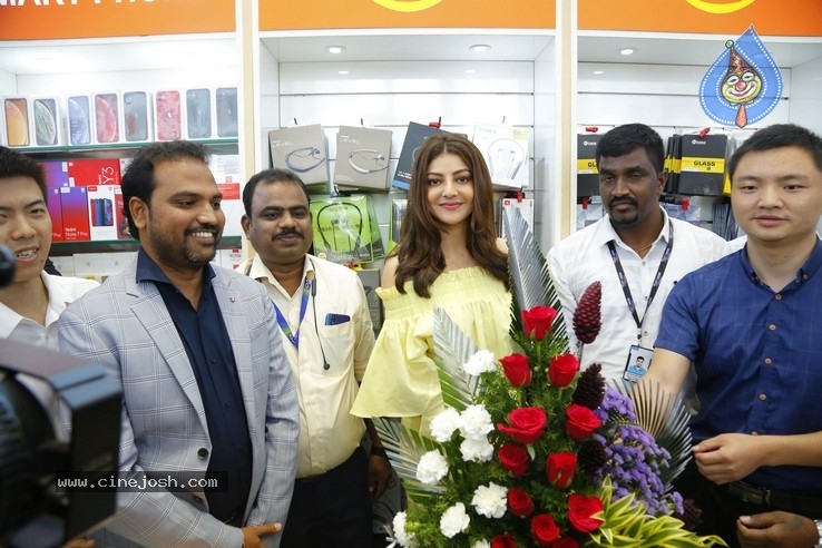 Kajal Launches Happi Mobiles Store at Vizag - 4 / 32 photos