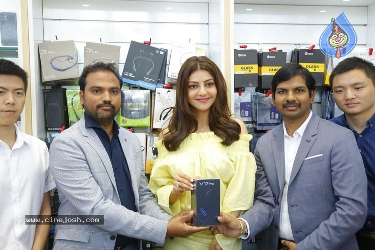 Kajal Launches Happi Mobiles Store at Vizag - 7 / 32 photos