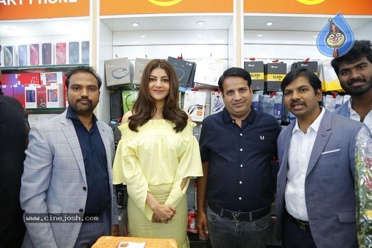 Kajal Launches Happi Mobiles Store at Vizag - 8 / 32 photos