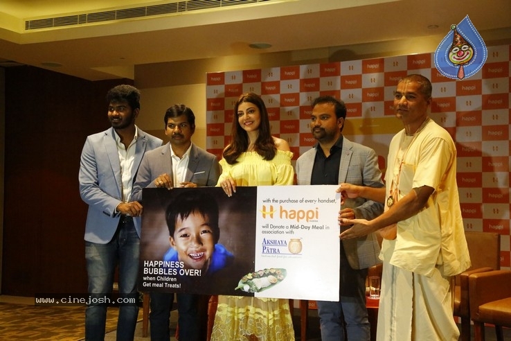 Kajal Launches Happi Mobiles Store at Vizag - 11 / 32 photos