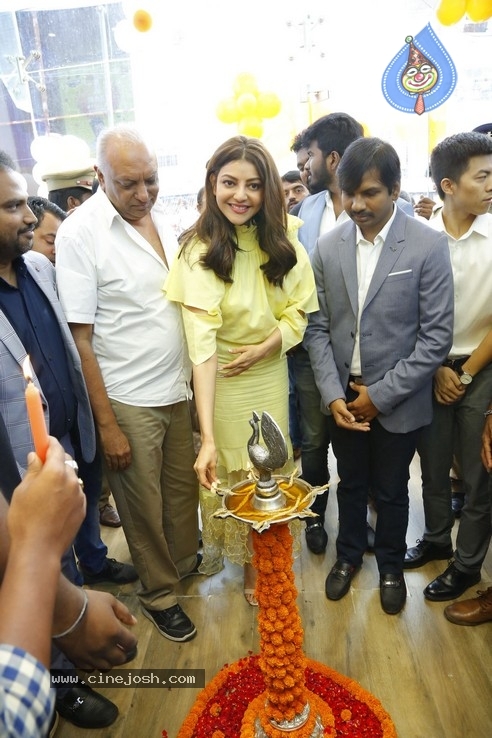 Kajal Launches Happi Mobiles Store at Vizag - 12 / 32 photos