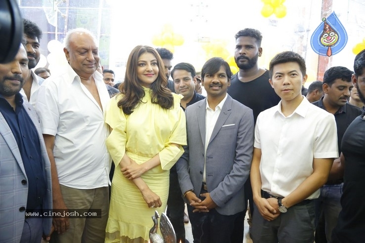 Kajal Launches Happi Mobiles Store at Vizag - 18 / 32 photos