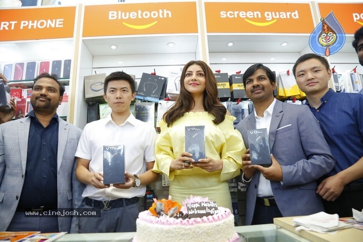 Kajal Launches Happi Mobiles Store at Vizag - 20 / 32 photos