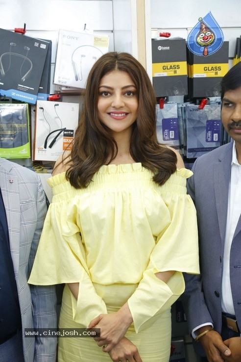 Kajal Launches Happi Mobiles Store at Vizag - 21 / 32 photos