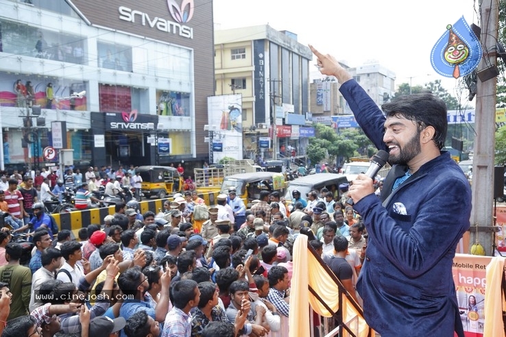 Kajal Launches Happi Mobiles Store at Vizag - 25 / 32 photos