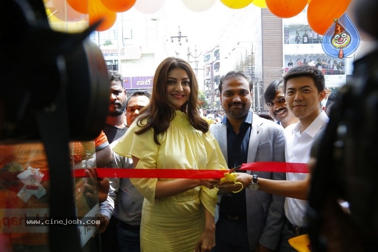 Kajal Launches Happi Mobiles Store at Vizag - 26 / 32 photos