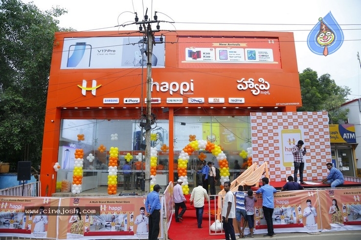 Kajal Launches Happi Mobiles Store at Vizag - 28 / 32 photos