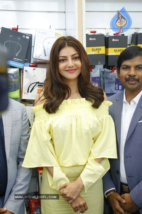 Kajal Launches Happi Mobiles Store at Vizag - 30 / 32 photos