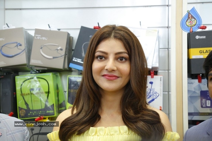 Kajal Launches Happi Mobiles Store at Vizag - 31 / 32 photos