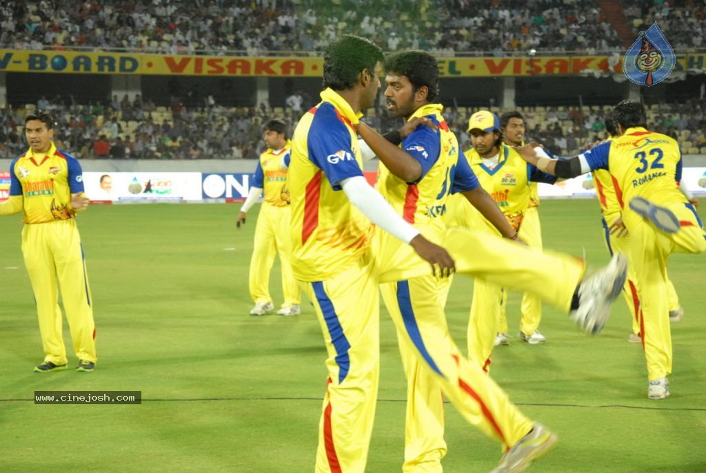 Karnataka Bulldozers vs Chennai Rhinos Final Match - 28 / 128 photos