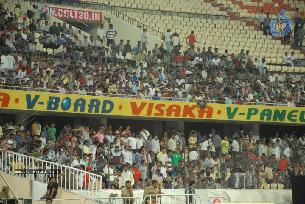 Karnataka Bulldozers vs Chennai Rhinos Final Match - 90 / 128 photos