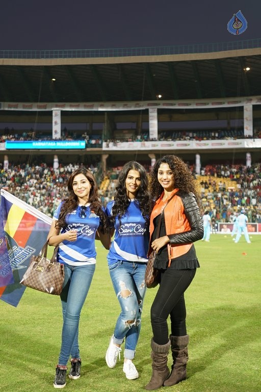 Karnataka Bulldozers Vs Chennai Rhinos Match Photos - 2 / 42 photos