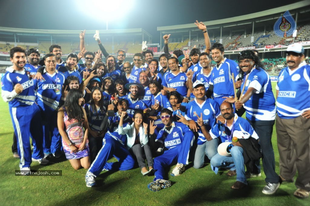 Karnataka Bulldozers Vs Kerala Strikers Match Photos - 1 / 60 photos