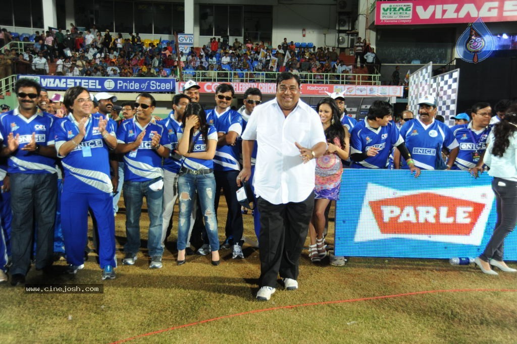 Karnataka Bulldozers Vs Kerala Strikers Match Photos - 15 / 60 photos