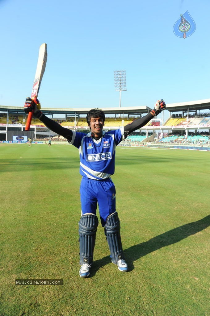 Karnataka Bulldozers Vs Kerala Strikers Match Photos - 32 / 60 photos