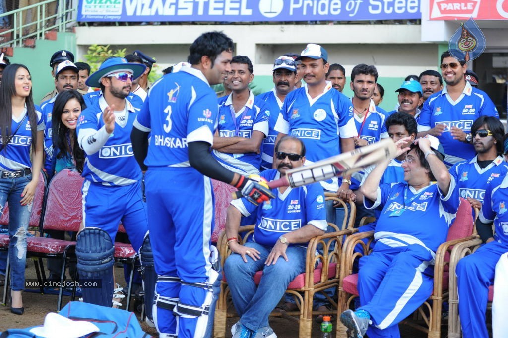 Karnataka Bulldozers Vs Kerala Strikers Match Photos - 36 / 60 photos