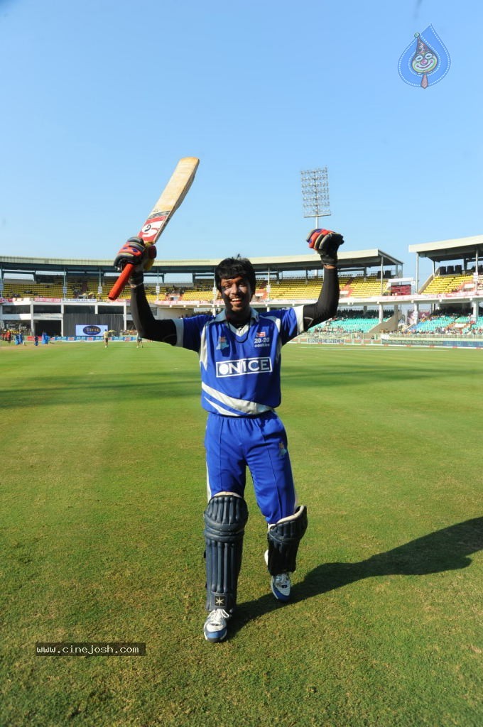 Karnataka Bulldozers Vs Kerala Strikers Match Photos - 46 / 60 photos