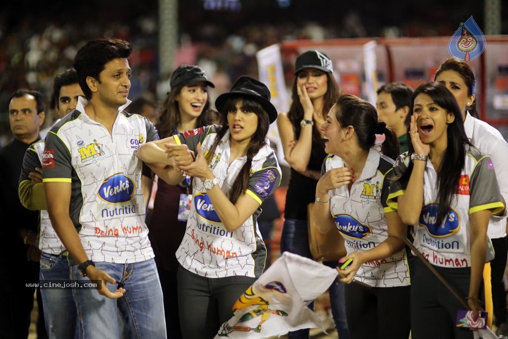 Karnataka Bulldozers Vs Mumbai Heroes Match - 2 / 202 photos
