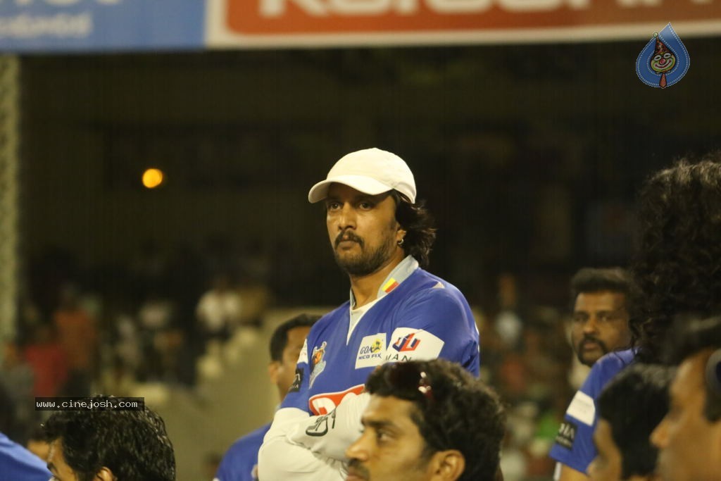 Karnataka Bulldozers Vs Mumbai Heroes Match - 9 / 202 photos
