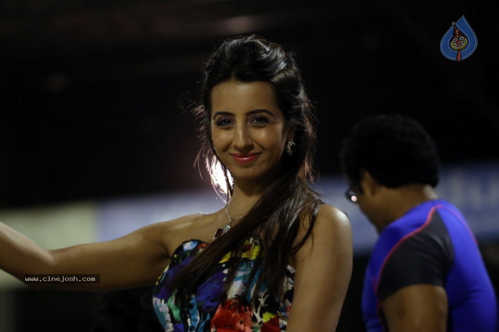 Karnataka Bulldozers Vs Mumbai Heroes Match - 11 / 202 photos