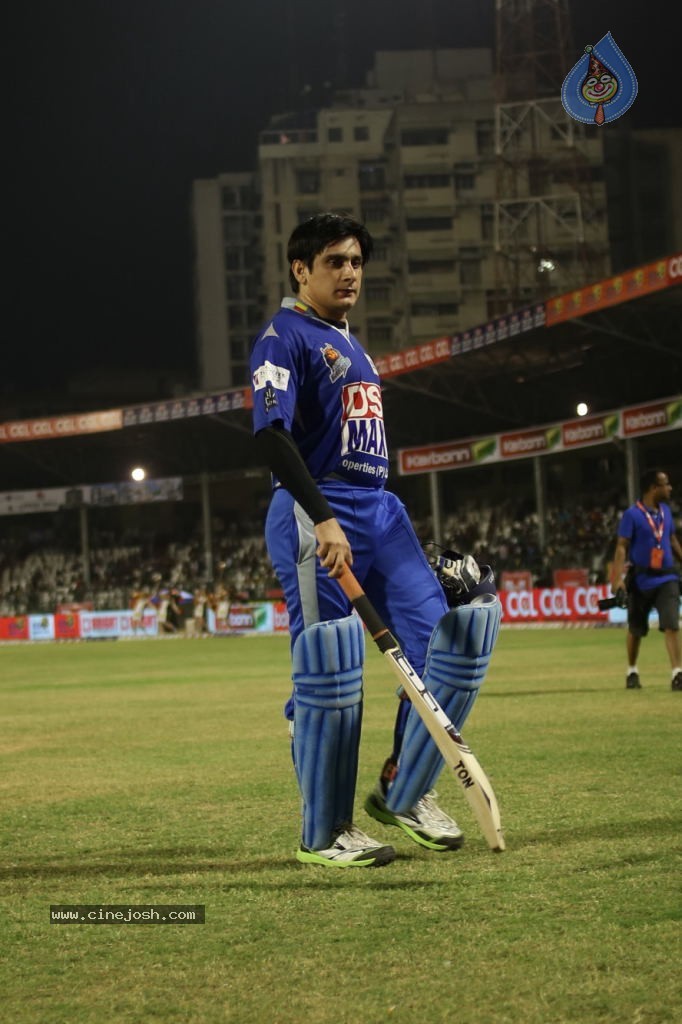 Karnataka Bulldozers Vs Mumbai Heroes Match - 13 / 202 photos