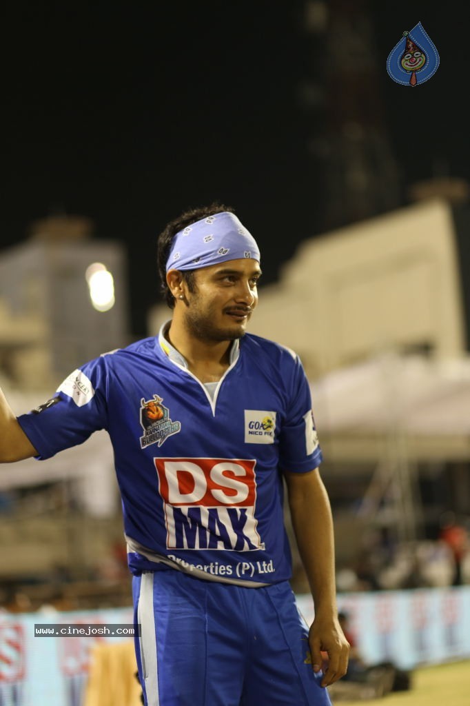 Karnataka Bulldozers Vs Mumbai Heroes Match - 16 / 202 photos