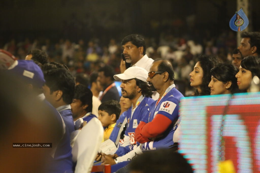 Karnataka Bulldozers Vs Mumbai Heroes Match - 28 / 202 photos
