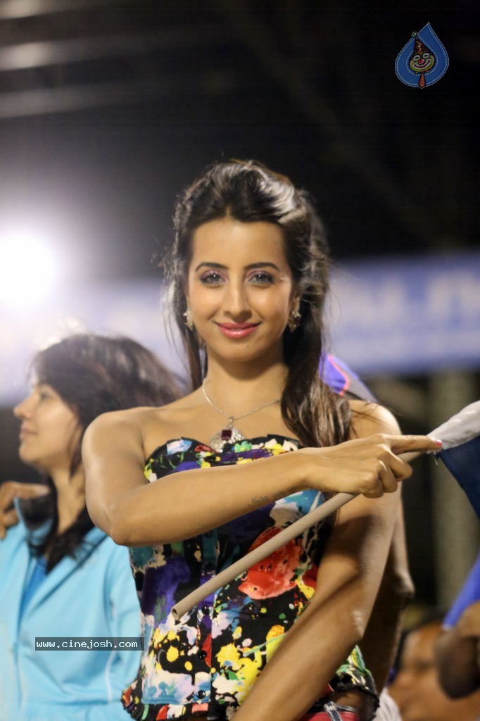 Karnataka Bulldozers Vs Mumbai Heroes Match - 29 / 202 photos