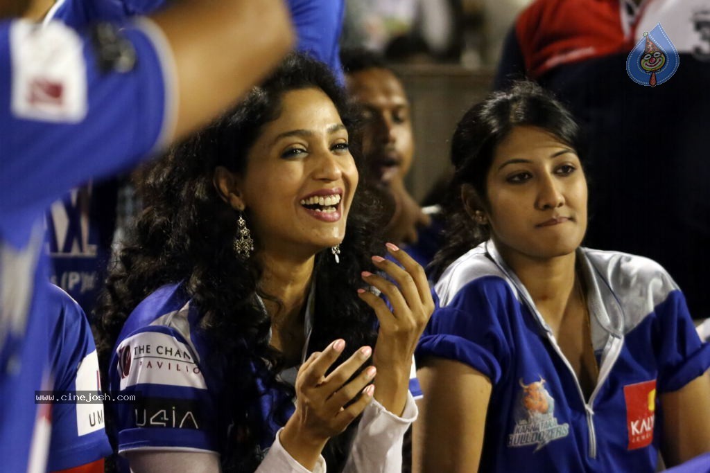 Karnataka Bulldozers Vs Mumbai Heroes Match - 42 / 202 photos