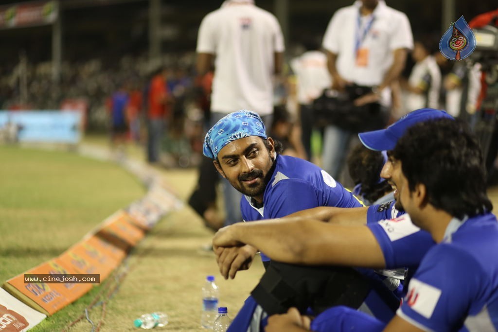Karnataka Bulldozers Vs Mumbai Heroes Match - 44 / 202 photos