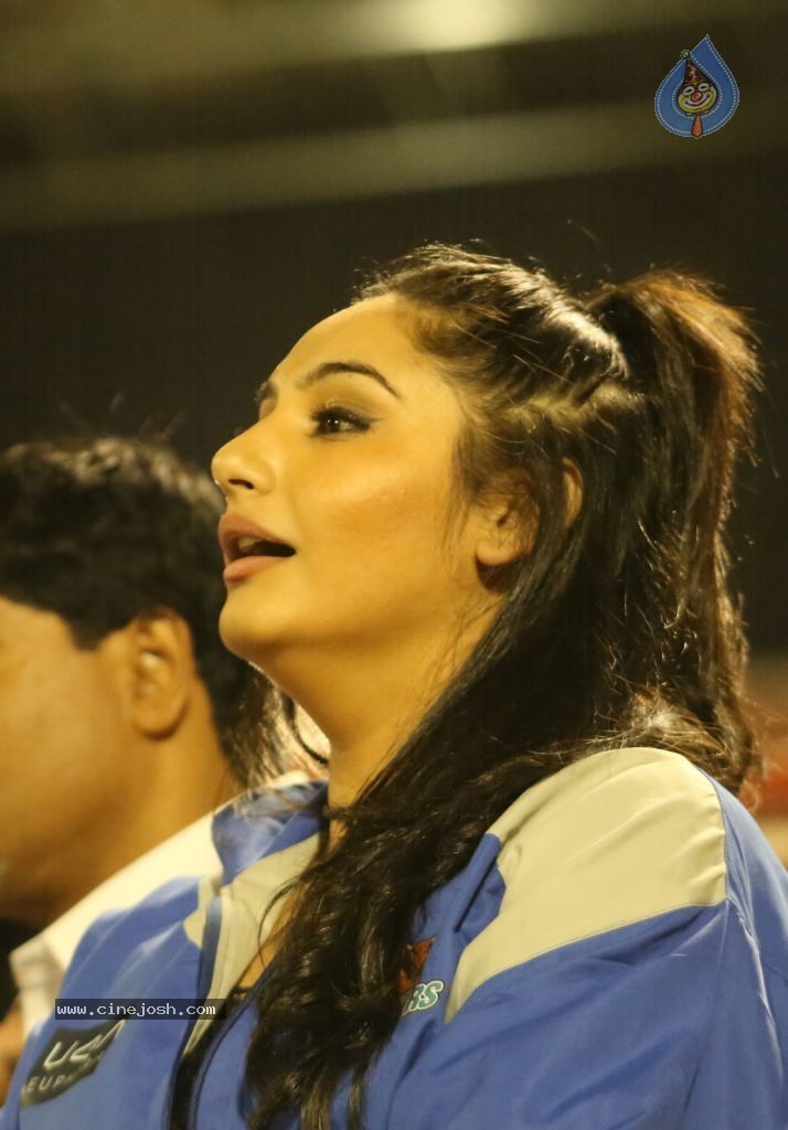 Karnataka Bulldozers Vs Mumbai Heroes Match - 46 / 202 photos