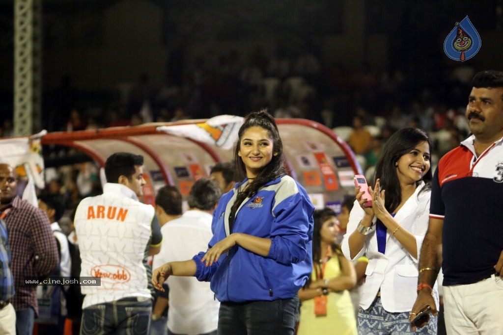 Karnataka Bulldozers Vs Mumbai Heroes Match - 48 / 202 photos