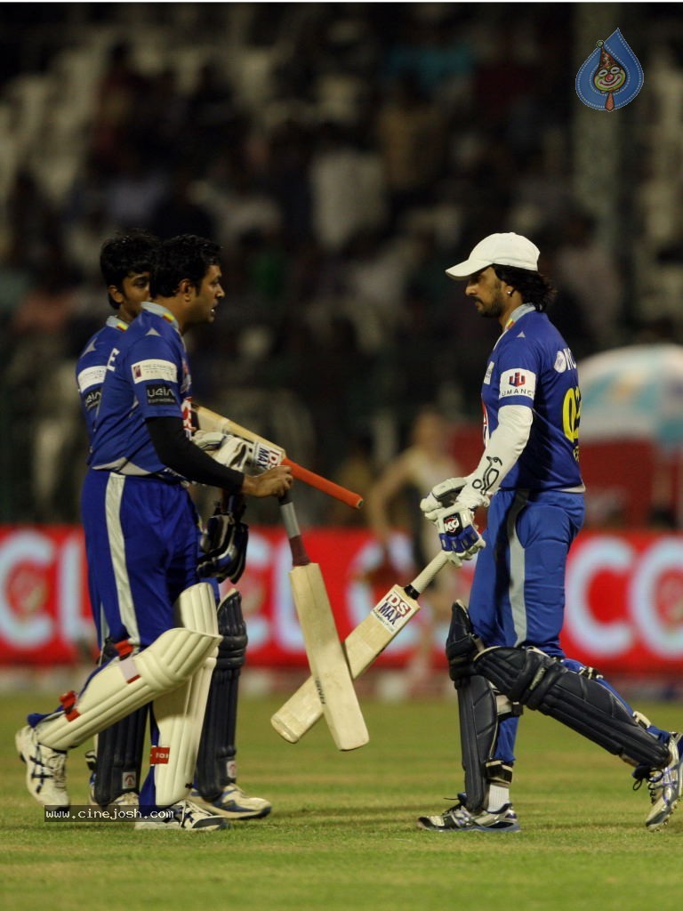 Karnataka Bulldozers Vs Mumbai Heroes Match - 54 / 202 photos