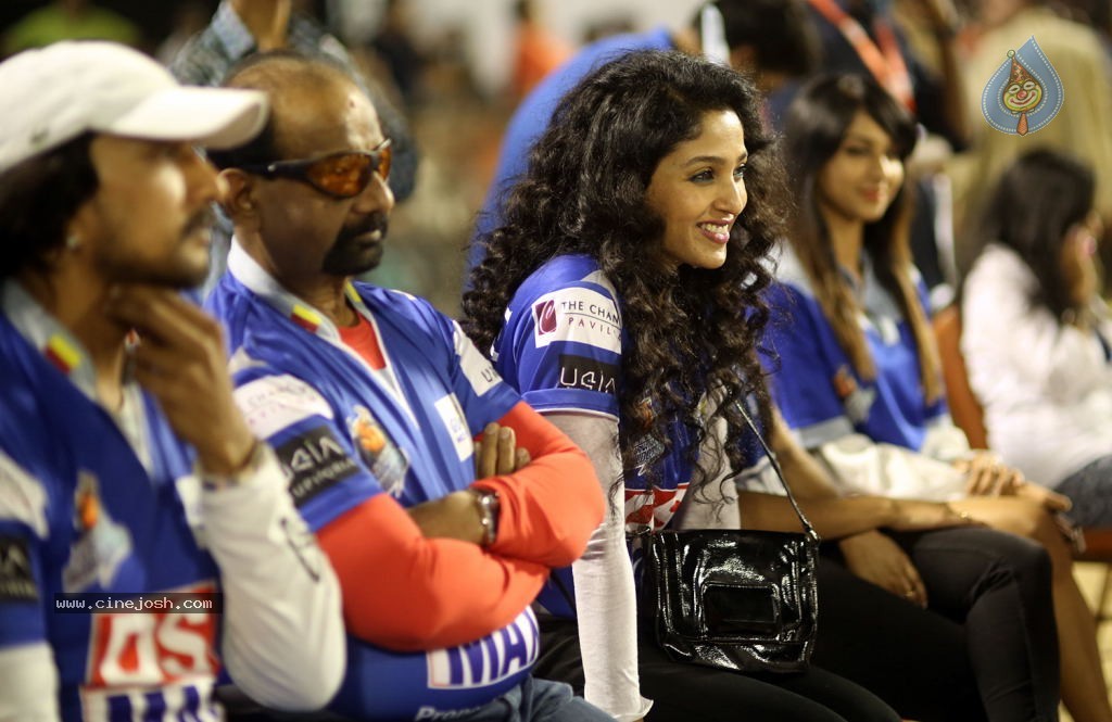 Karnataka Bulldozers Vs Mumbai Heroes Match - 58 / 202 photos